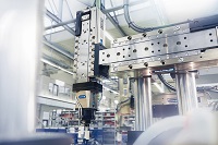 Sencillo e inteligente: el primer eje compacto de 24 V a nivel mundial con función de aprendizaje automático y controlador integrado