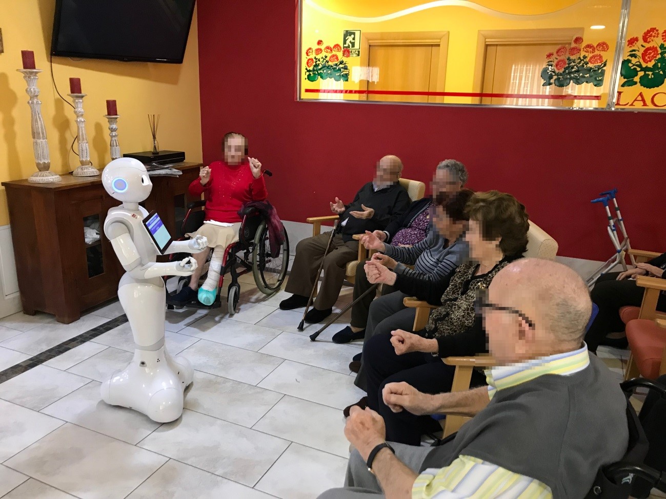 Una Nueva Oportunidad de atención a las personas MAyores mediante robótica Social en las residencias Lacort (proyecto «UNO MAS»)
