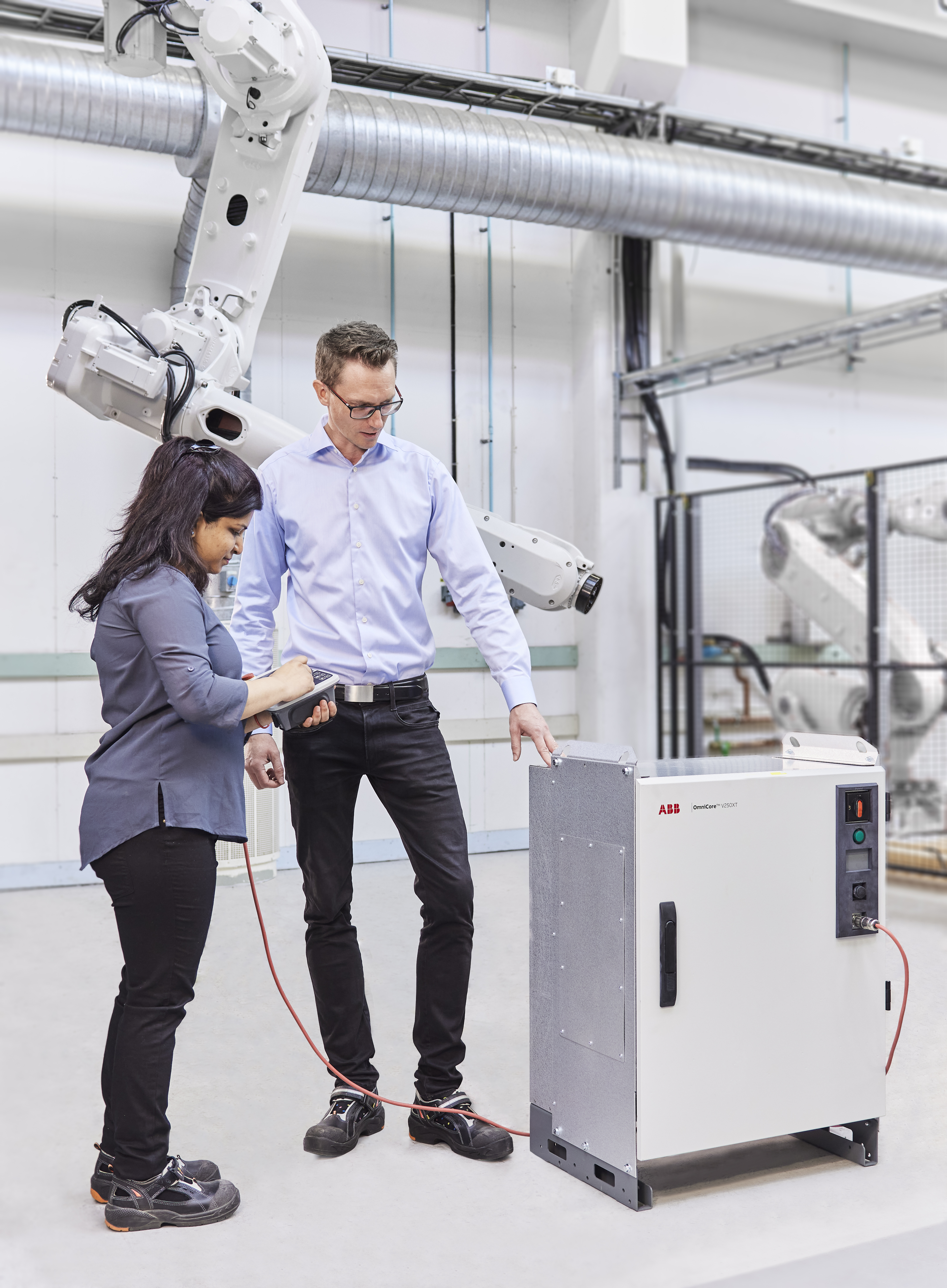 Los nuevos controladores de robot OmniCore™ de ABB ofrecen una fabricación más rápida, escalable y energéticamente más eficiente