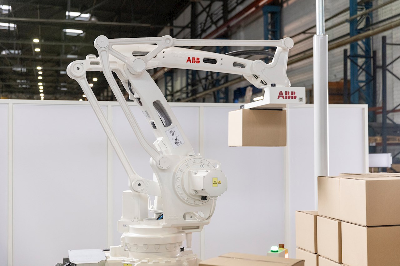 Los robots de ABB garantizan  flexibilidad y simplicidad a los  sectores logístico y del embalaje y  optimizan la productividad: ahorro de  tiempo, espacio y costes