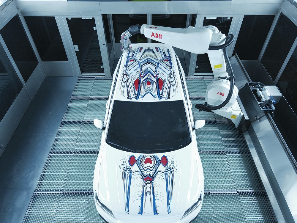 ABB Robótica presenta el primer coche artístico del mundo pintado por un robot