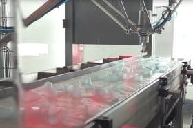 Los robots Delta de KUKA recolectan las cucharillas para productos alimenticios