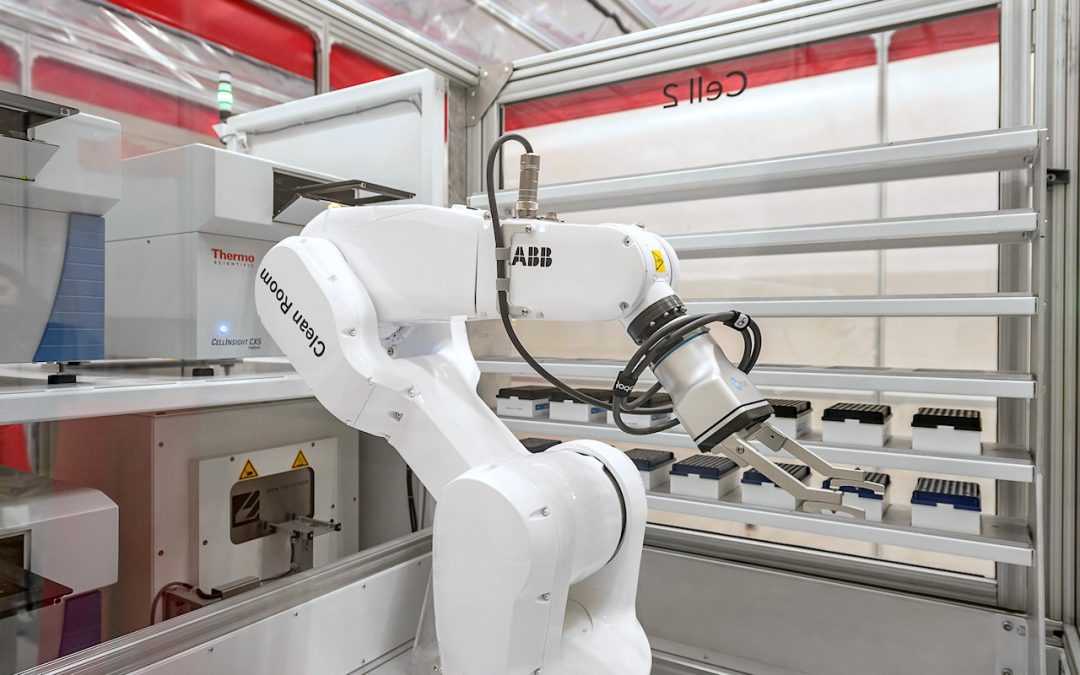 Los robots de ABB ayudan a hacer frente al COVID automatizando la prueba de anticuerpos neutralizantes para investigación y diagnóstico