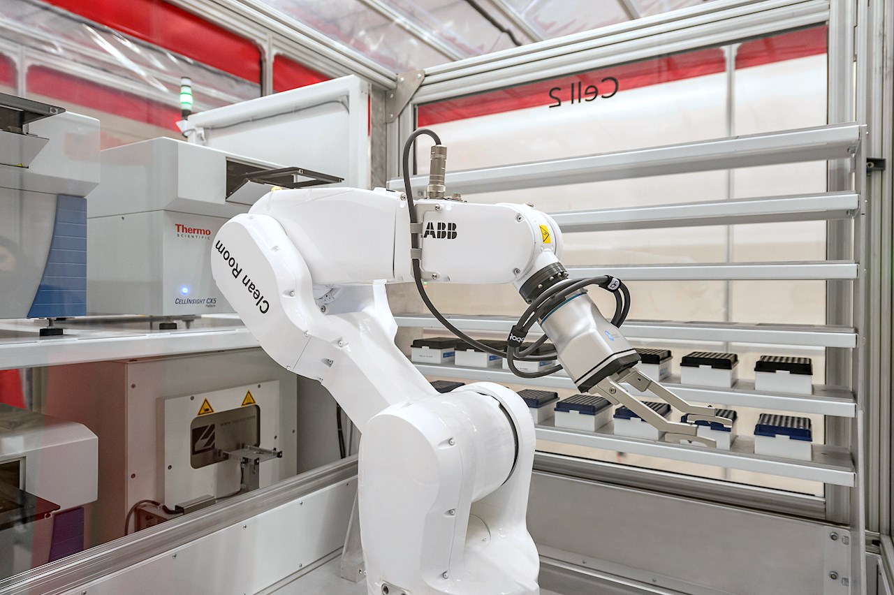 Los robots de ABB ayudan a hacer frente al COVID automatizando la prueba de anticuerpos neutralizantes para investigación y diagnóstico