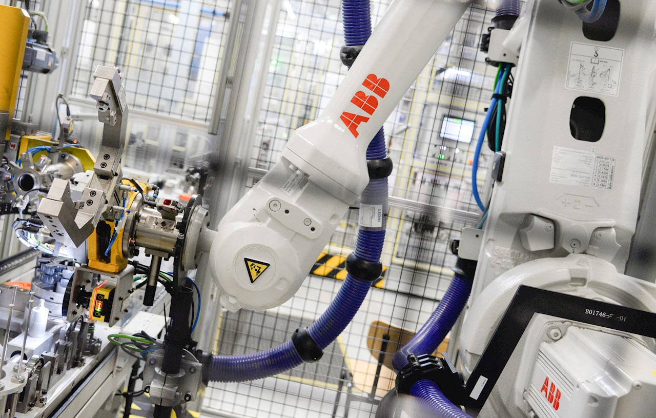 La robótica de ABB da soporte a la red de plantas de vehículos eléctricos del Grupo Renault