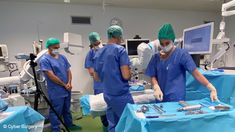 Cómo optimizar la precisión de robots médicos para cirugías complejas