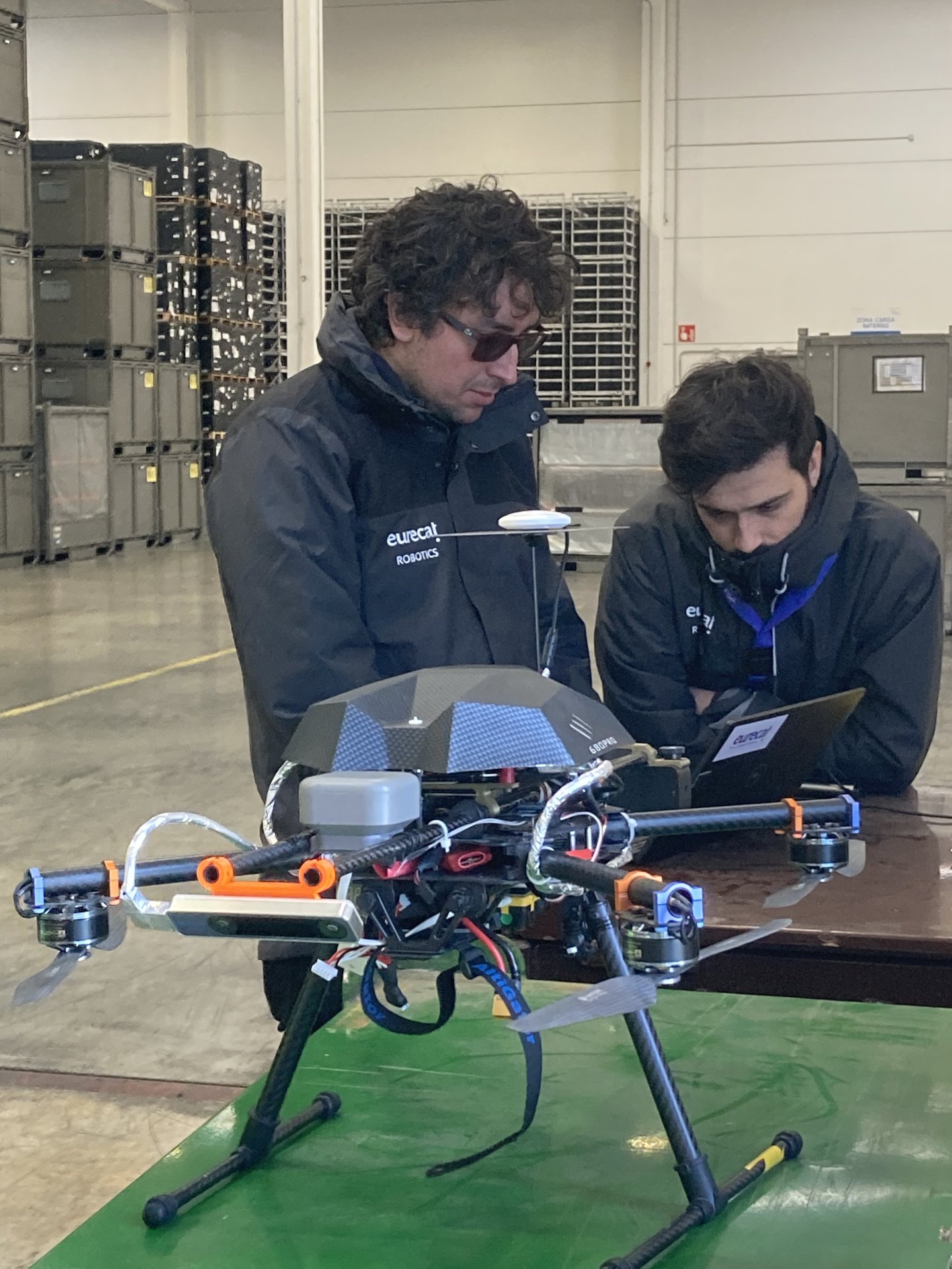 Exploran un nuevo sistema de transporte aéreo de materiales con drones para la industria de la automoción