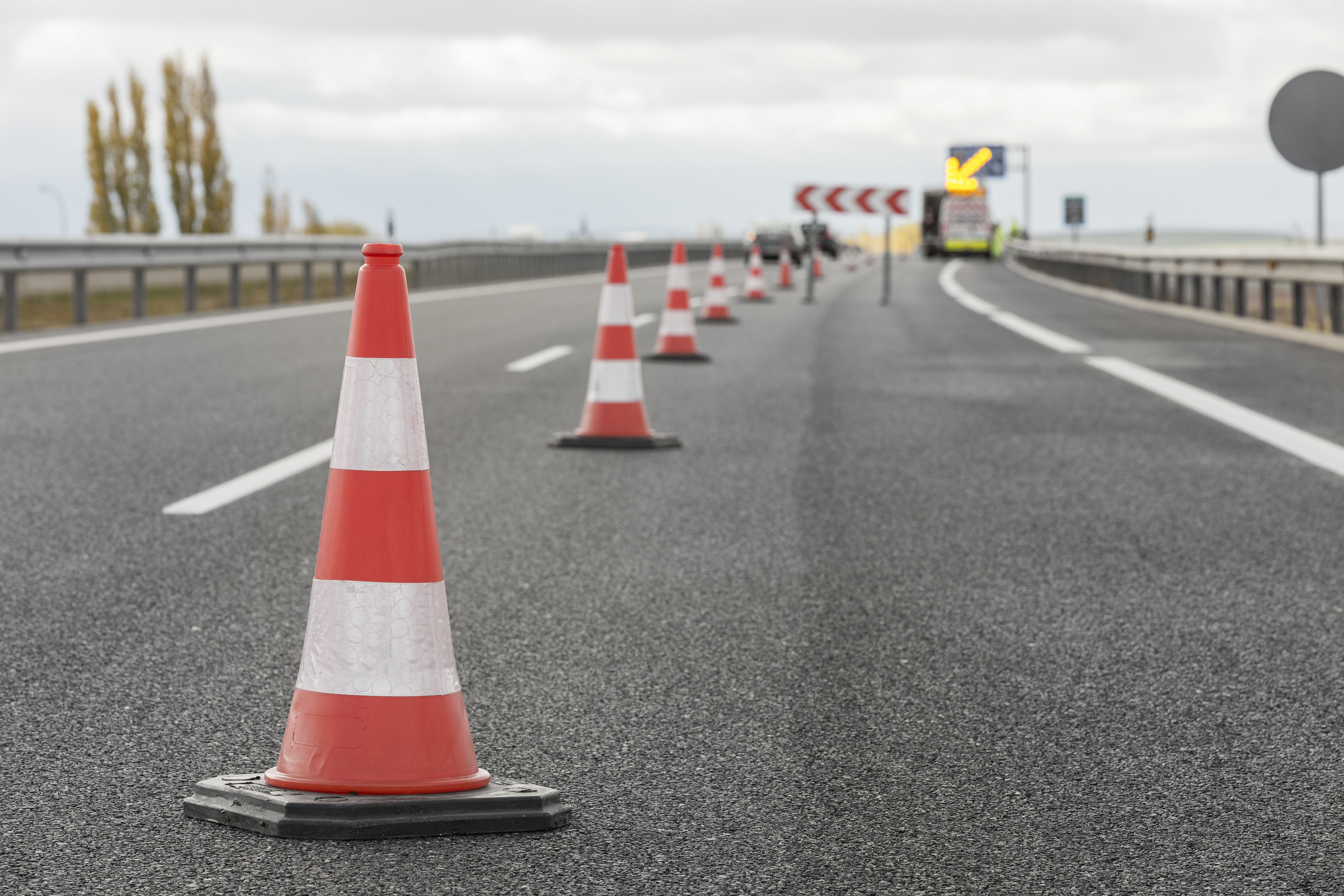 Sacyr y GMV firman un acuerdo para automatizar la colocación  de conos en carretera