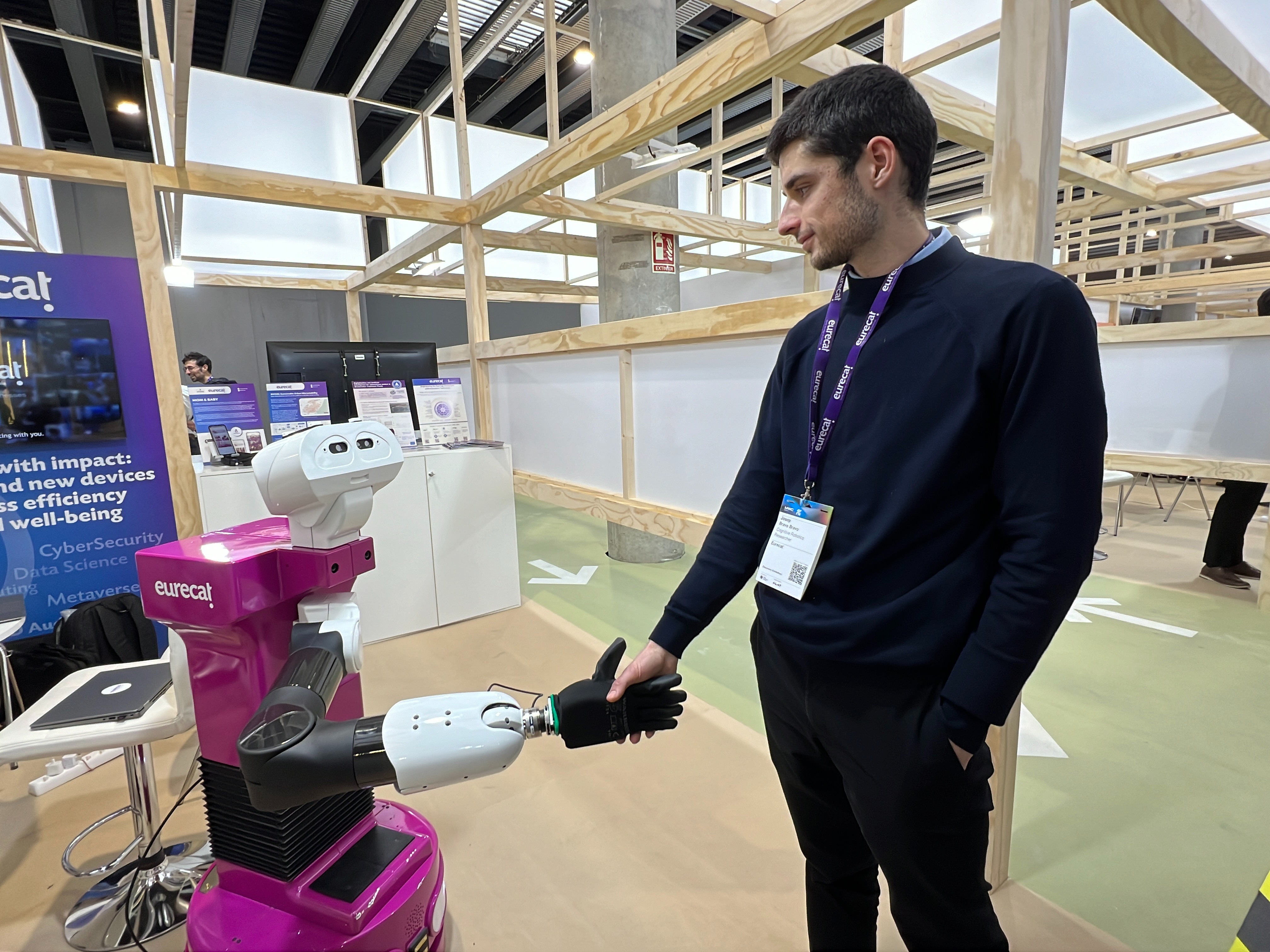 Eurecat ensaya un robot asistencial capaz de mantener una conversación, ofrecer asistencia personalizada y guiar una rutina de ejercicios