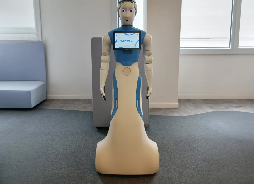 ARI: Recepcionista humanoide y guía de visitantes en Ayesa, empresa global de IT