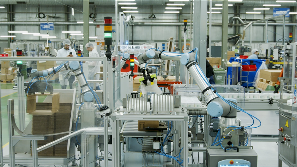Wecobots presenta su nuevo final de línea con automatización flexible para la producción de tarros skincare en la planta de Revlon
