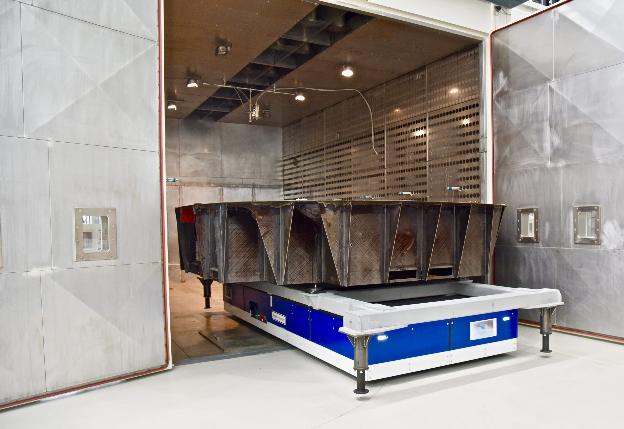 AGV Stäubli transporta moldes pesados para componentes ligeros